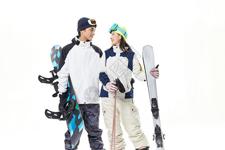 年轻情侣携带滑雪装备图片