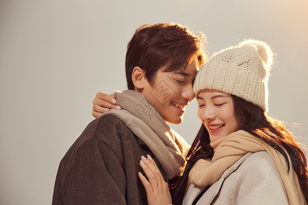浪漫情侣约会冬季年轻情侣拥抱背景