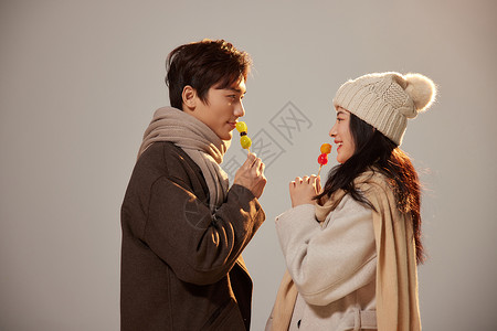 冬季情侣约会吃冰糖葫芦图片