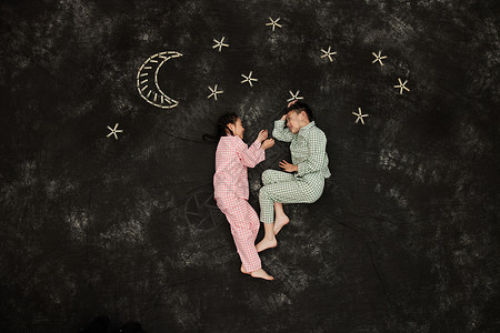 摘星星孩子夜晚星空下穿着睡衣的儿童小伙伴背景