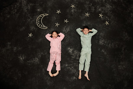 夜晚星空下睡觉的儿童高清图片