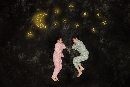 看星星男孩夜晚星空下穿着睡衣的儿童背景