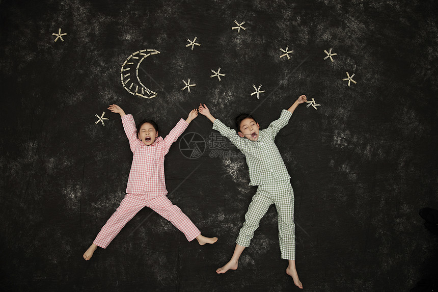 夜晚星空下穿着睡衣的儿童图片