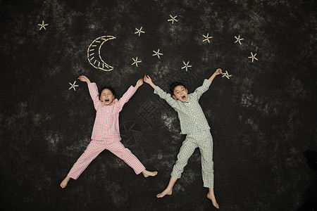 星星可爱花夜晚星空下穿着睡衣的儿童背景