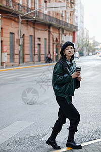 冬季街拍时尚青年女性街头散步背景