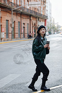 城市空巢青年时尚青年女性街头散步背景