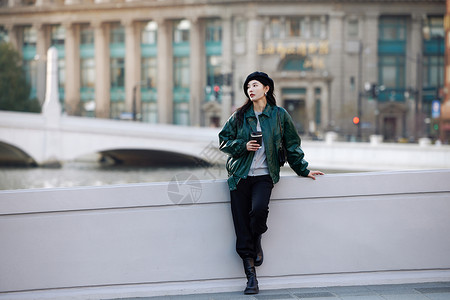 时尚街头女孩看城市风景图片