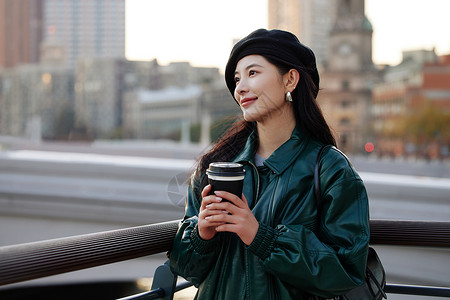 街拍素材手拿咖啡的时尚美女背景