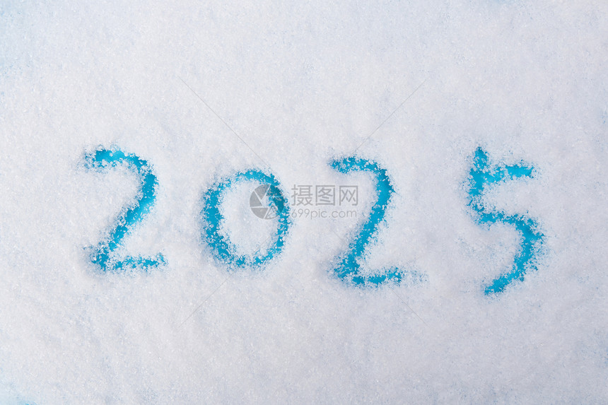 雪面上的2025图片