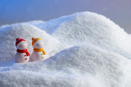 白色小雪人冬天雪中的一对静物小雪人背景