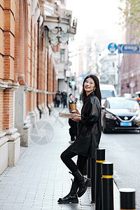 喝咖啡的时尚美女街边街拍图片