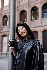 街头时尚年轻女性喝咖啡图片