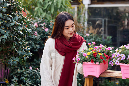 年轻女性花卉市场采购鲜花图片