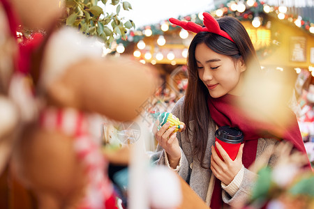 冬日女性逛圣诞市集挑选礼物高清图片