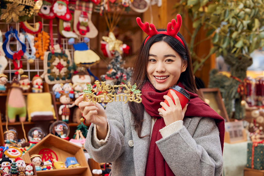 圣诞市集采购的年轻女性图片