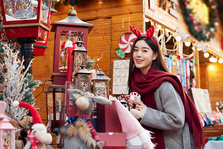 动物购物素材冬日女性逛圣诞市集背景