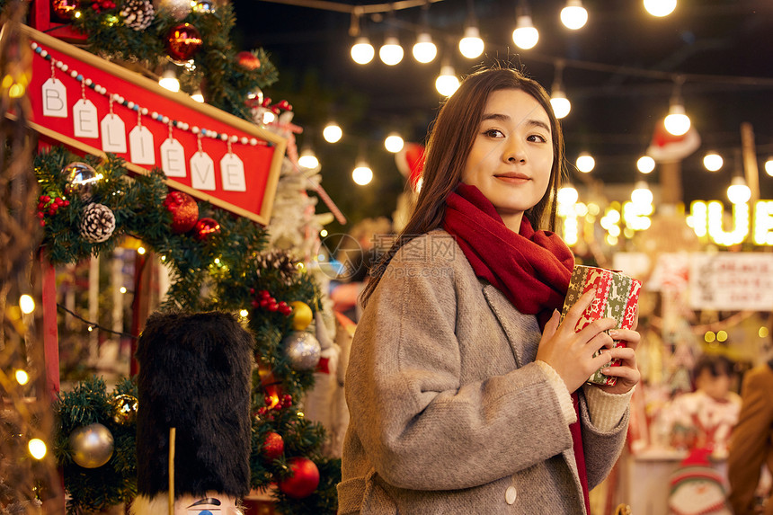 冬日女性手拿圣诞礼物图片