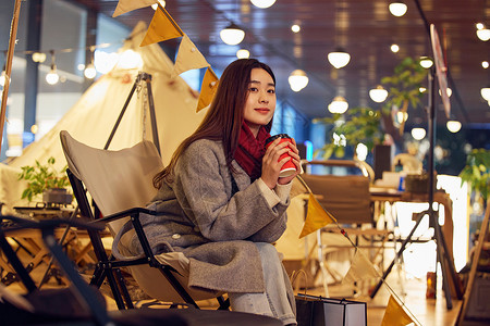 美女外出逛街冬季女性圣诞外出喝咖啡背景