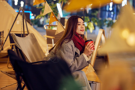 冬季女性喝咖啡感受圣诞氛围图片