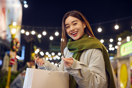 收到惊喜礼物的青年女性图片