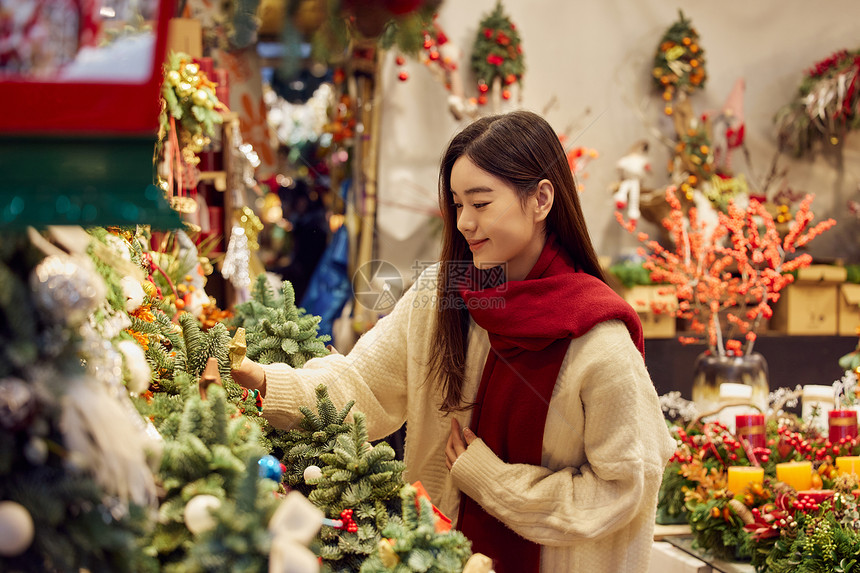 青年女性采购圣诞装饰图片