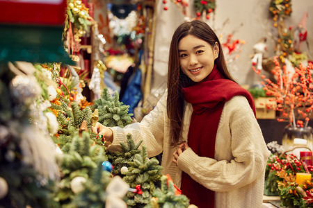 青年女性采购圣诞装饰背景图片