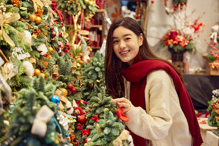 年轻美女挑选圣诞装饰背景图片