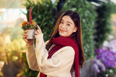 采购圣诞装饰的冬日女性图片