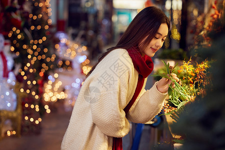 集市采购圣诞装饰的青年女性背景图片