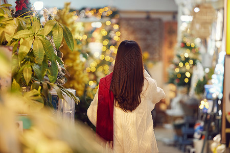 冬日美女逛圣诞集市背影背景图片