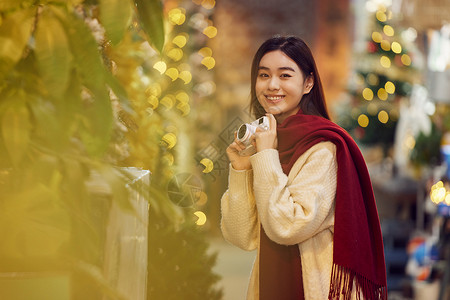 手拿相机拍照的美女图片