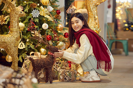 圣诞可爱素材在圣诞集市采购的年轻美女背景