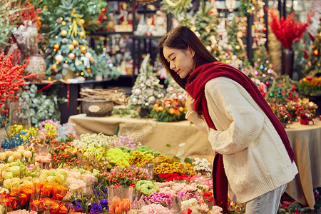 花店人年轻女性集市挑选鲜花背景