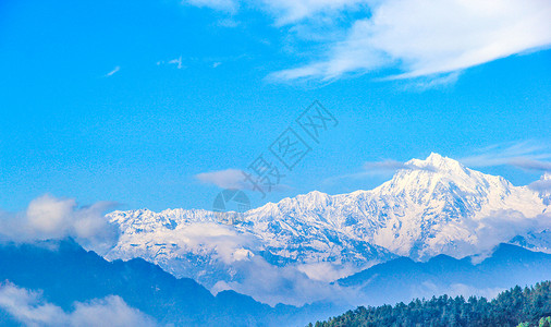 旅游风景背云雾中的牛背雪山自然风光背景