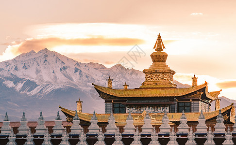 夕阳下的雪山与寺庙高清图片