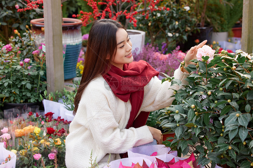 年轻女性花卉市场采购鲜花图片