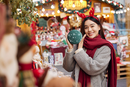 年轻女性挑选圣诞礼盒图片