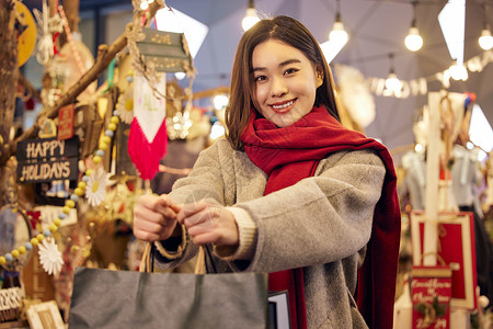 圣诞女性手拿购物袋背景图片