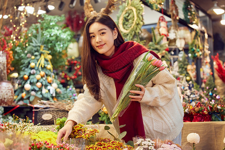 花市青年女性在花卉市场采购鲜花背景