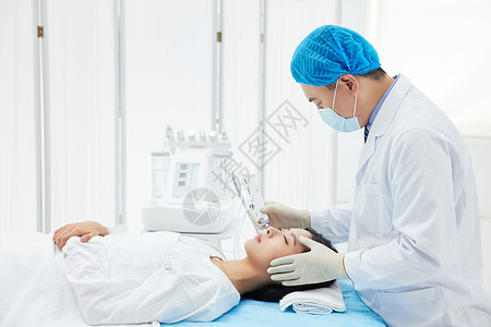 男性医生为美女注射水光针护理图片