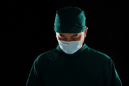 手术医生低头形象背景图片