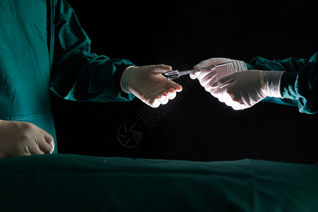 医疗剪影在手术室做手术传递工具特写背景