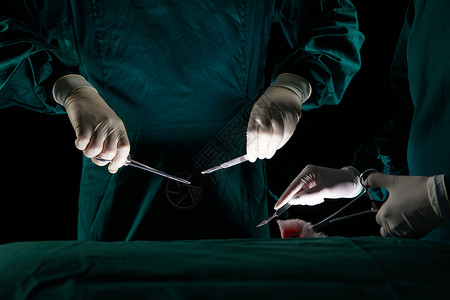 手术医生使用工具手部特写图片