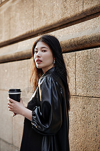 时尚街头女孩喝咖啡形象高清图片