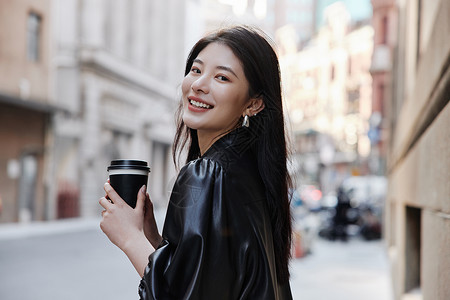 女孩酷时尚美女街边喝咖啡形象背景