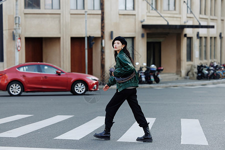 兰德酷路泽时尚女性街上行走背景