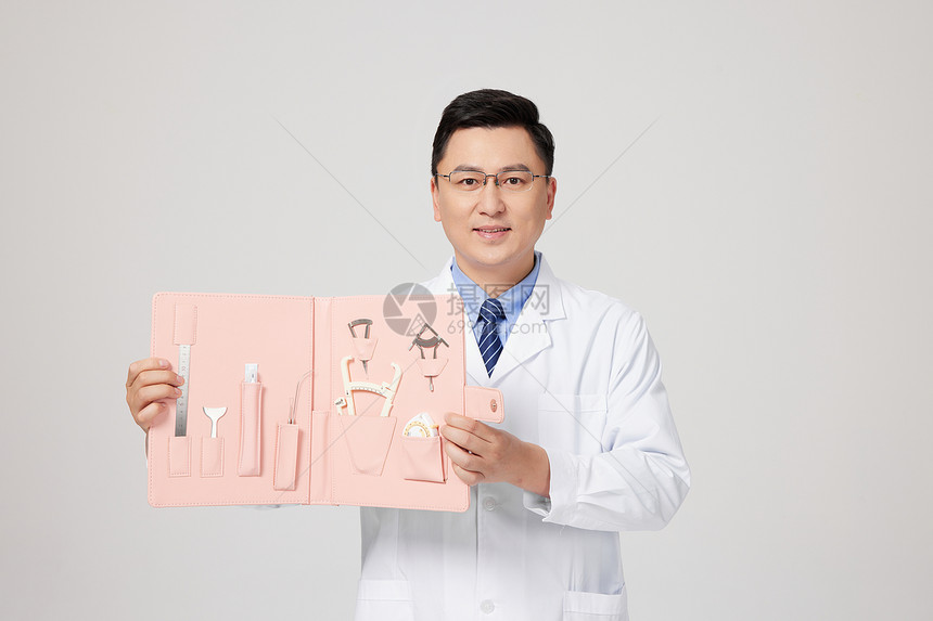 男性医生展示整形测量工具图片