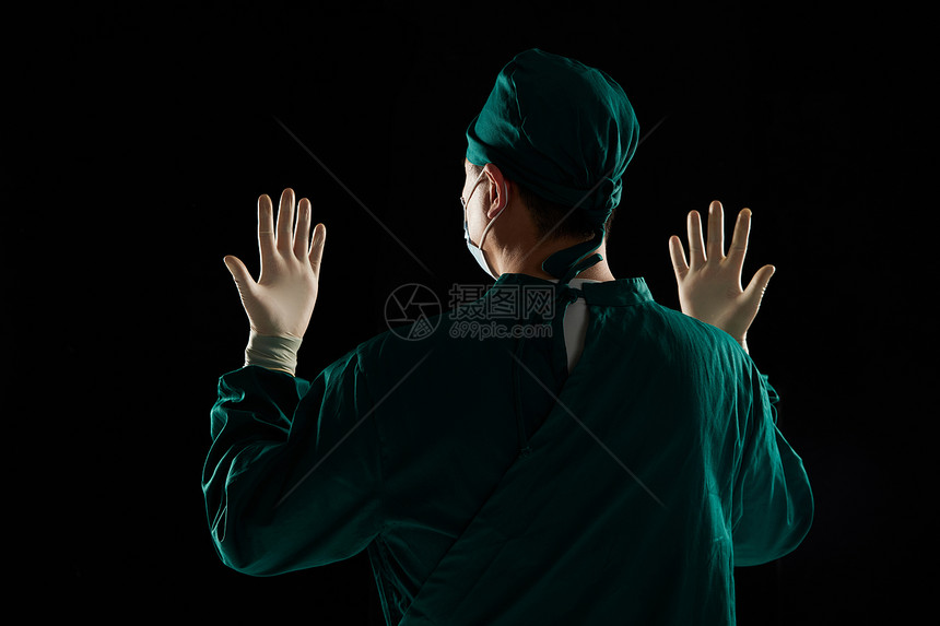 戴手套的男性手术医生背影图片