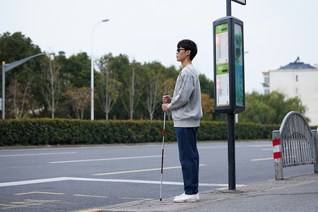 路标电话亭视障人士等待公交车出行背景