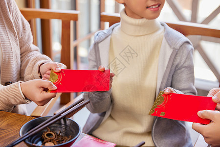 重庆新年小男孩新年收爸妈的红包特写背景